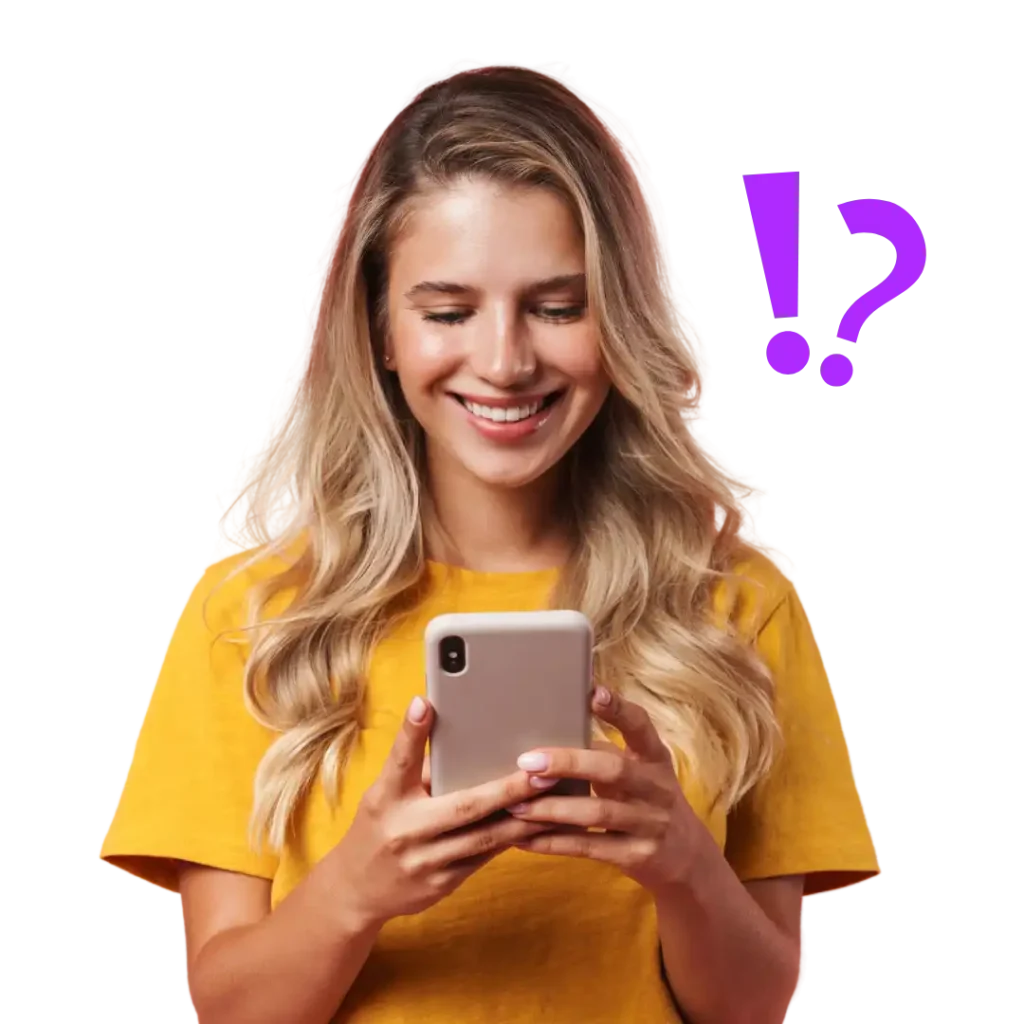 Photographie femme souriant en regardant son portable